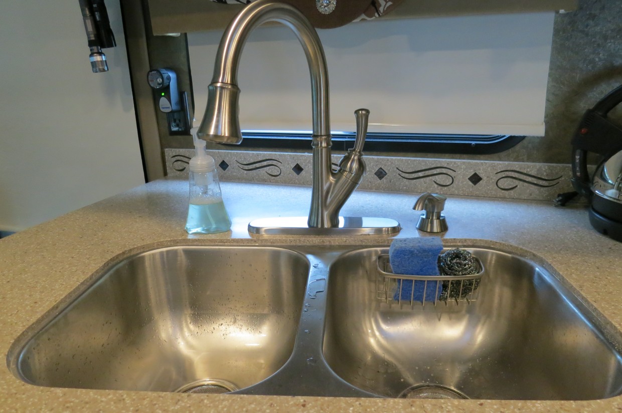 RV Faucet Replacement Tutorial Diy rv, Rv makeover, Remodeled